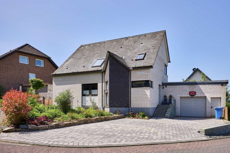 Au�enansicht Bestwig Einfamilienhaus Modernisiertes Einfamilienhaus mit Einliegerwohnung, Kamin und gro�em Garten in ruhiger Lage