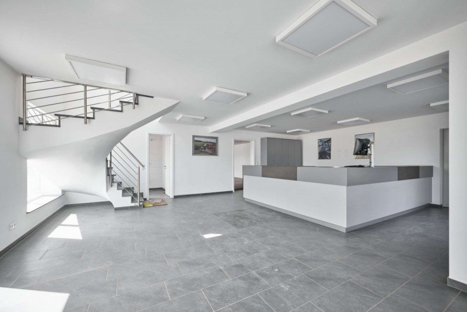 Empfangsbereich Halle / Lager / Produktion Anr�chte
