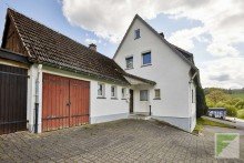 Au�enaufnahme Einfamilienhaus im Gr�nen mit gro�em Grundst�ck