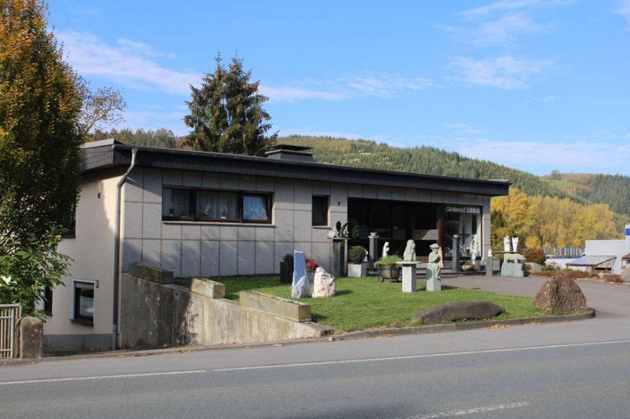 Vorderseite links Haus Sundern (Sauerland)