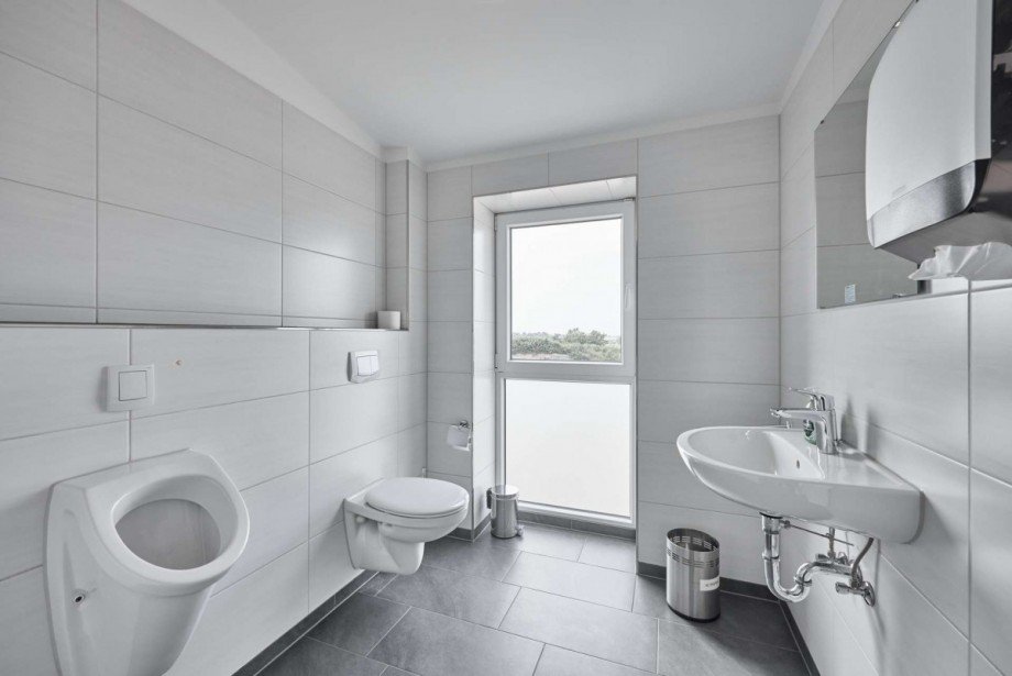 Badezimmer Halle / Lager / Produktion Anr�chte