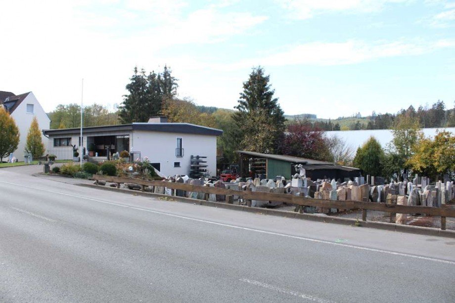 Vorderseite rechts + Grundst�ck Haus Sundern (Sauerland)