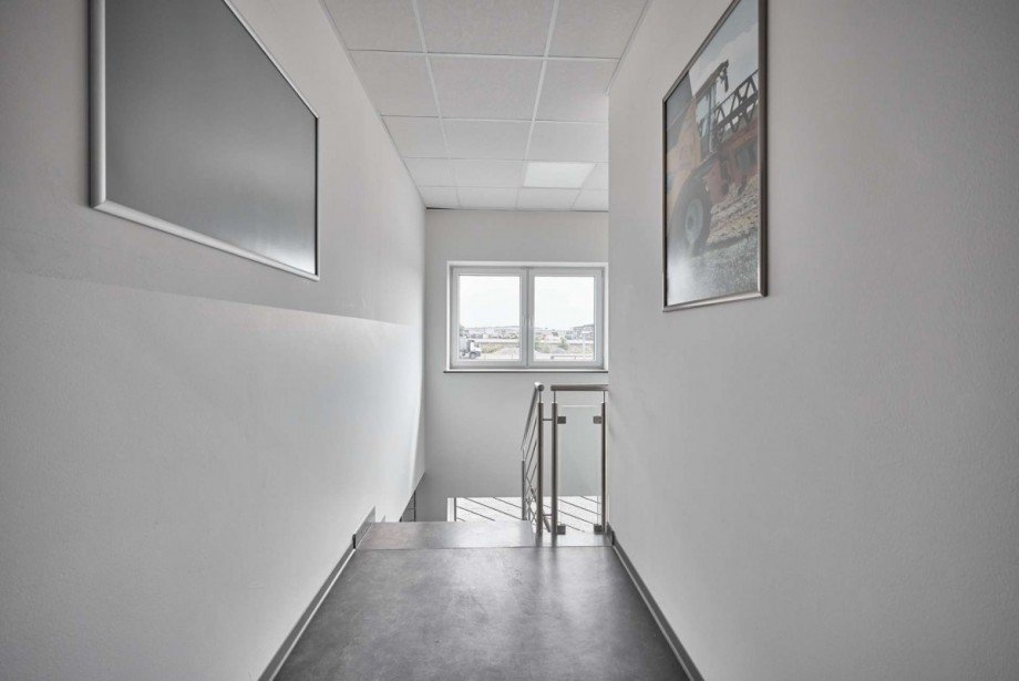Treppenhaus Halle / Lager / Produktion Anr�chte