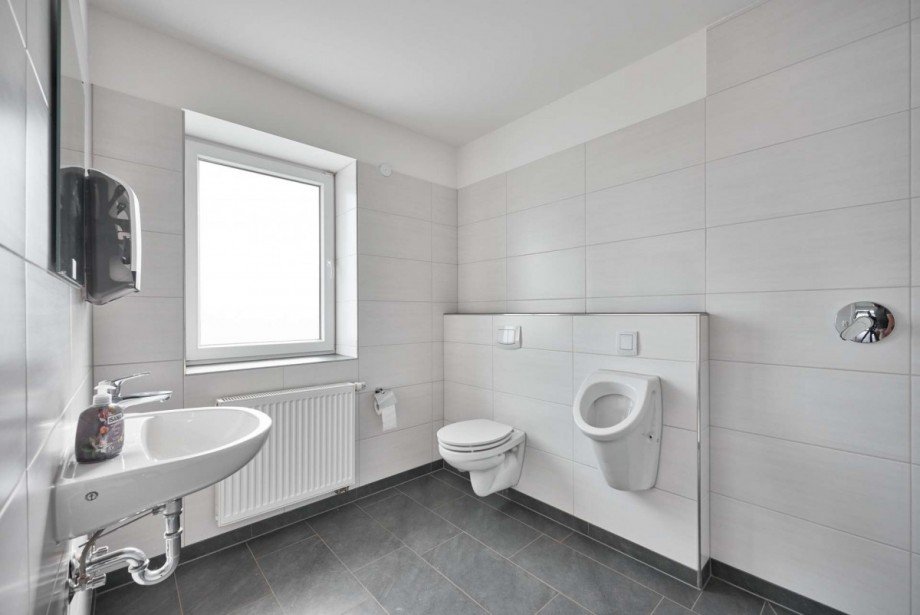 Badezimmer Halle / Lager / Produktion Anr�chte